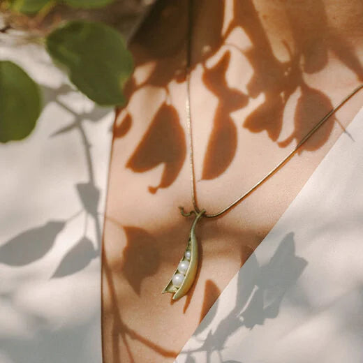 Colliers à pendentif en perles Pea Pod par Michael Michaud