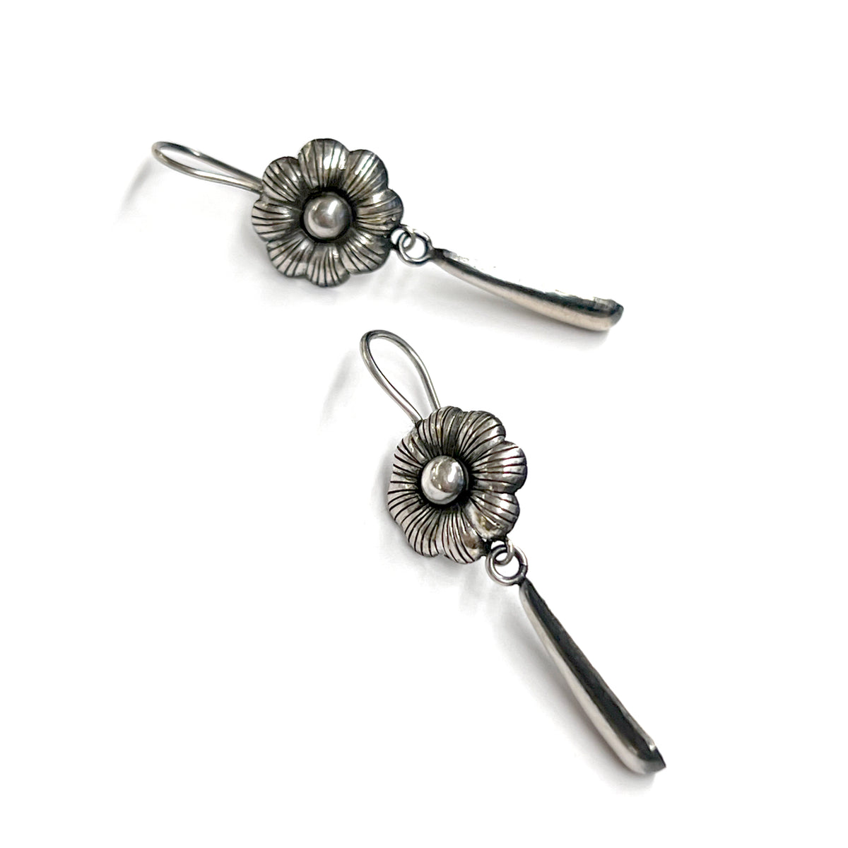 Pendientes colgantes de margaritas de plata de ley