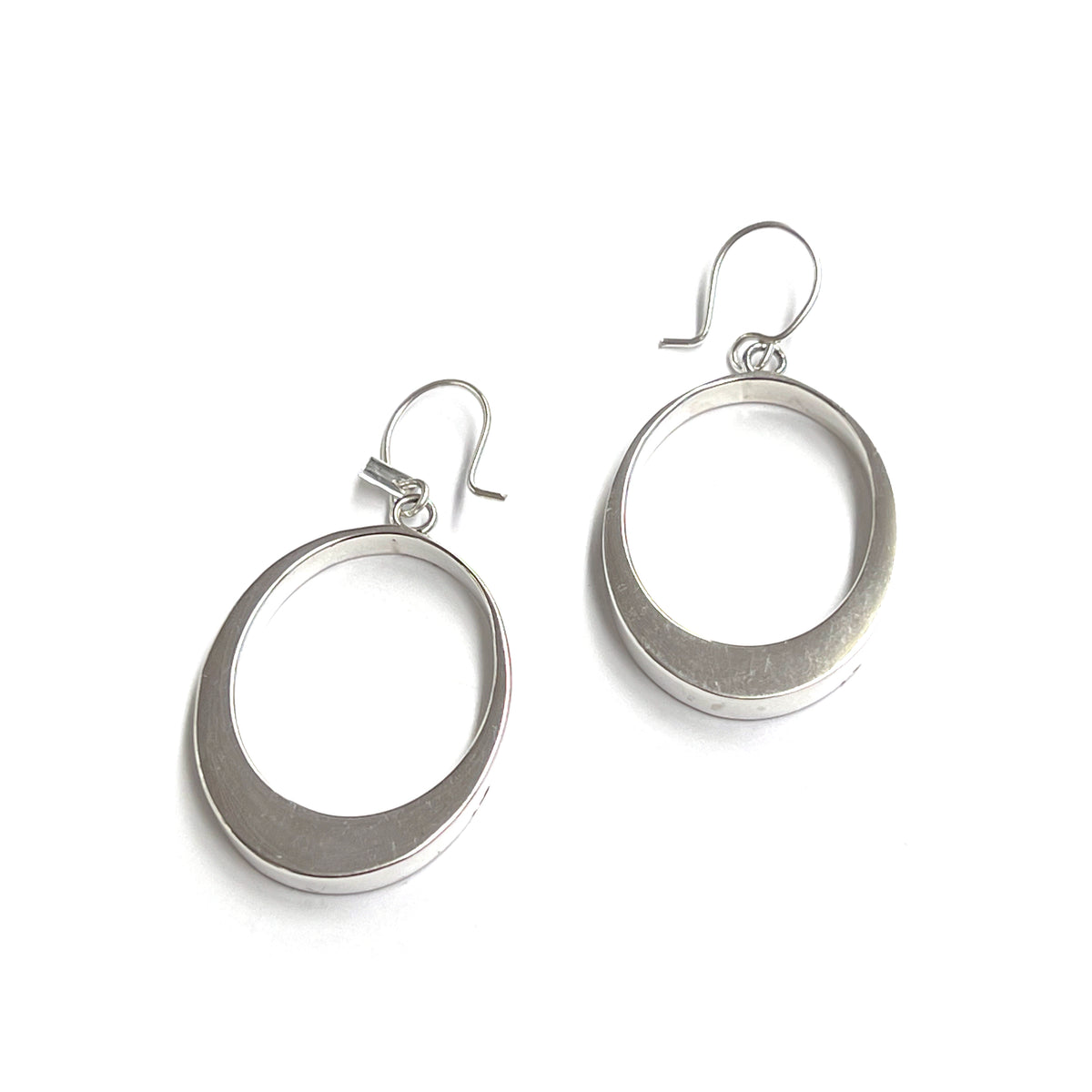 Pendientes colgantes de plata de ley con contorno de diamantes