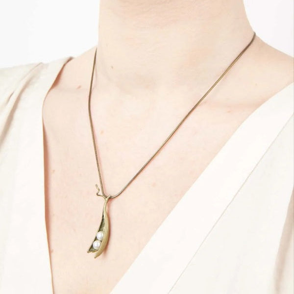 Colliers à pendentif en perles Pea Pod par Michael Michaud