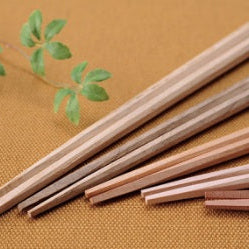 Baguettes noires avec découpes obliques