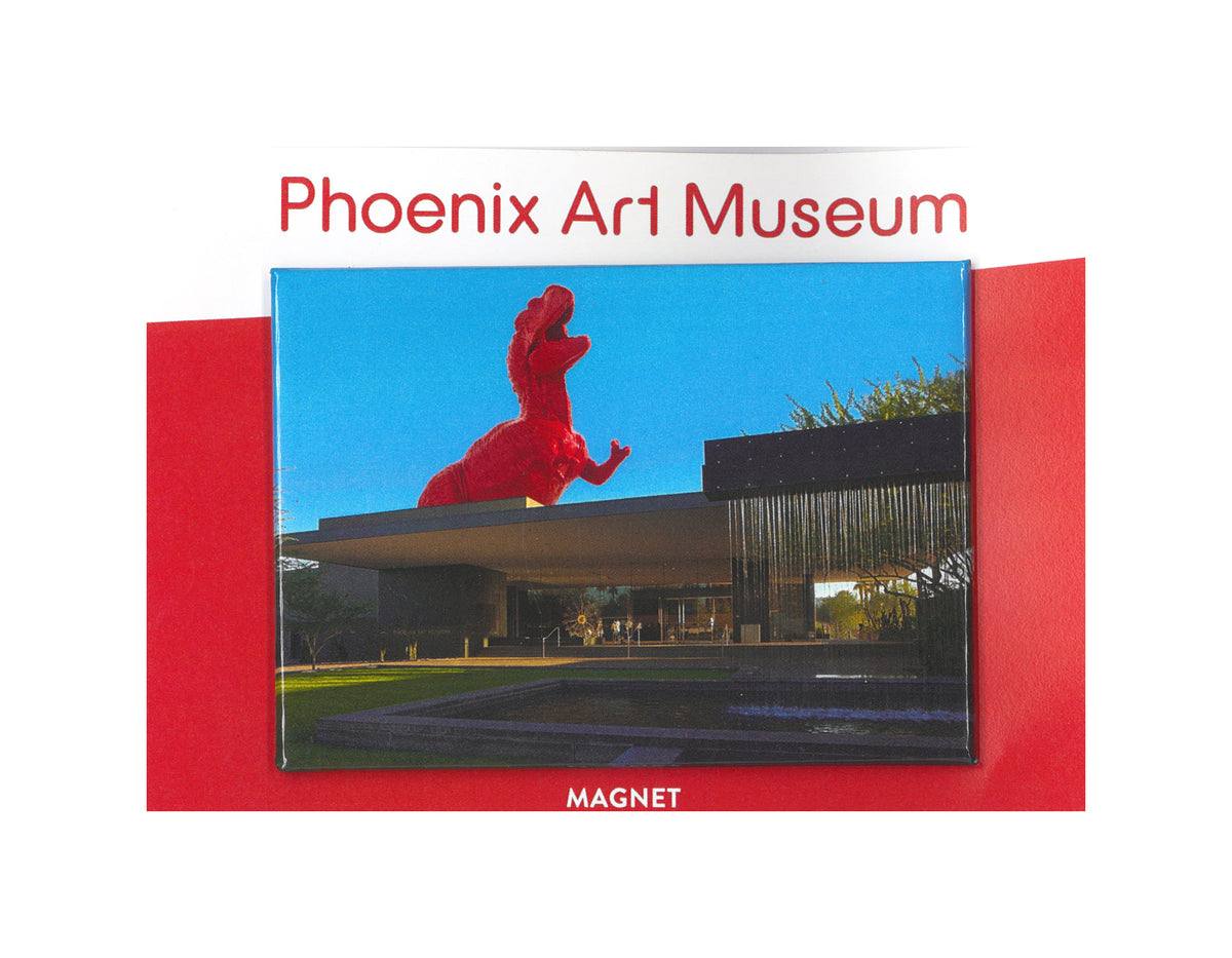 Un dinosaure rouge surplombant le hall du PAM, aimant sur une carte